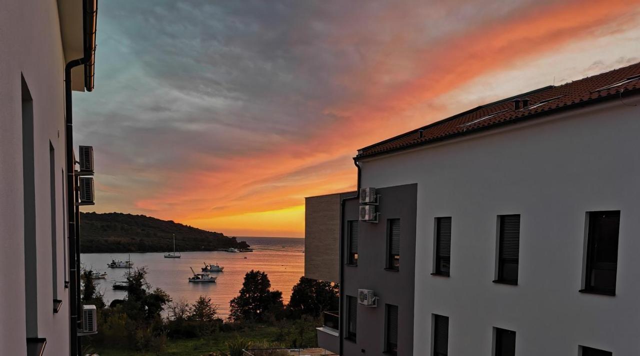 Black Pearl - Luxury Seaside App With Pool & Bbq, Istra Banjole Exterior photo