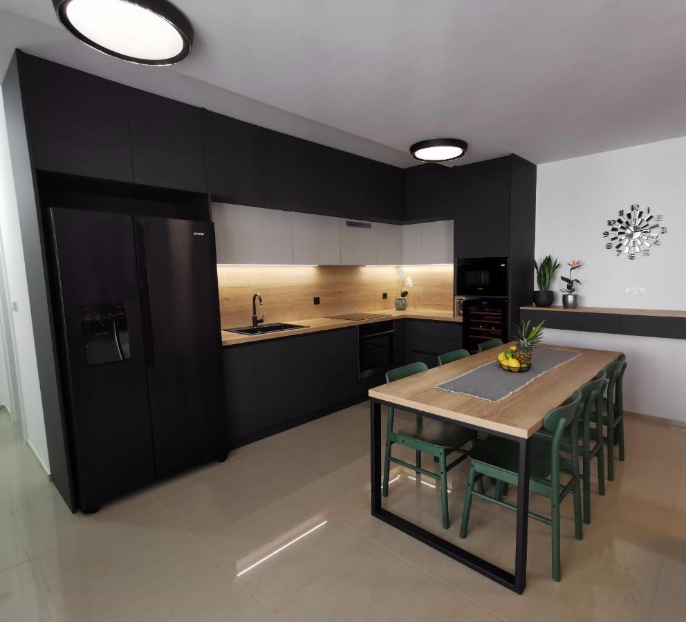Black Pearl - Luxury Seaside App With Pool & Bbq, Istra Banjole Exterior photo