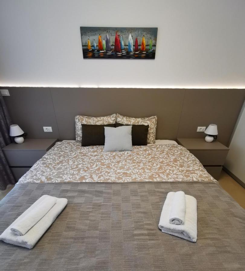 Black Pearl - Luxury Seaside App With Pool & Bbq, Istra Banjole Exterior photo
