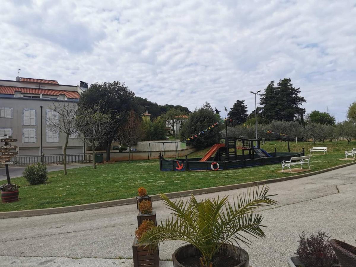 Black Pearl - Luxury Seaside App With Pool & Bbq, Istra Banjole Exterior photo
