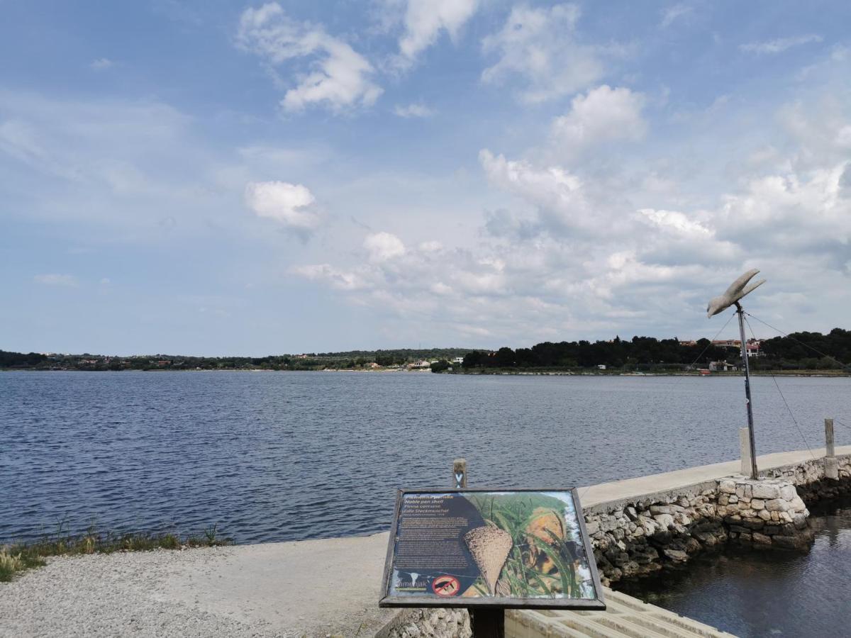 Black Pearl - Luxury Seaside App With Pool & Bbq, Istra Banjole Exterior photo