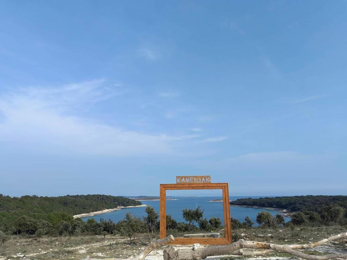 Black Pearl - Luxury Seaside App With Pool & Bbq, Istra Banjole Exterior photo
